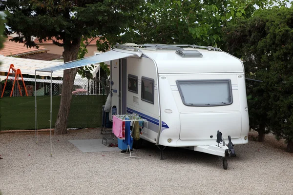 Caravan op een camping in Spanje — Stockfoto