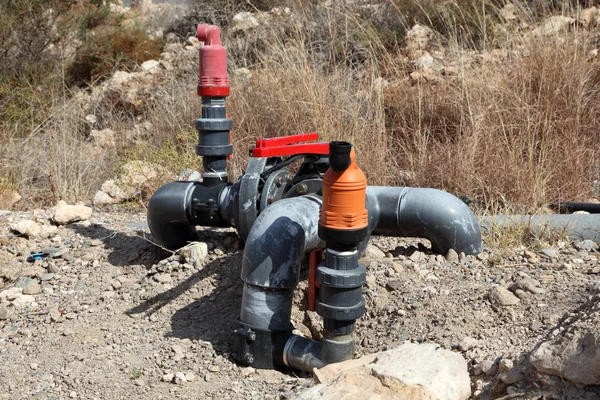 Sistema de irrigação. Tubos e torneiras para regar — Fotografia de Stock