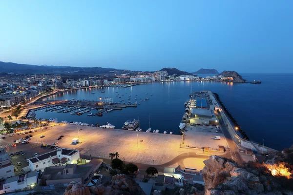 Středomořské město aguilas v noci. provincie murcia, Španělsko — Stock fotografie