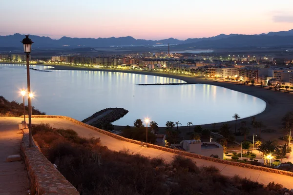 Cidade mediterrânea Aguilas à noite. Província de Murcia, Espanha — Fotografia de Stock