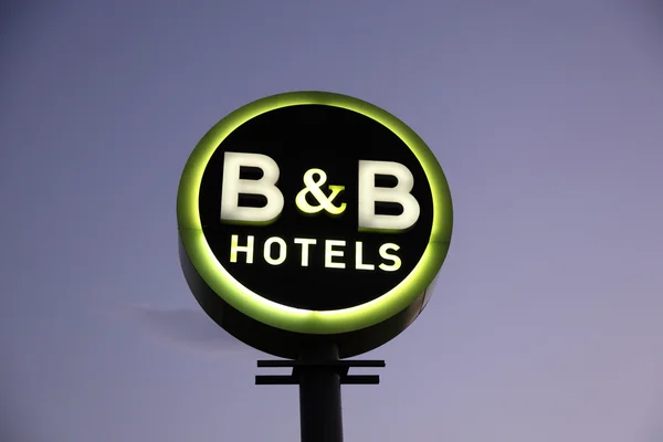 B och b hotel sign belysta i skymningen. b & b är en fransk Hotellkedja med över 300 Hotell över hela Europa. — Stockfoto