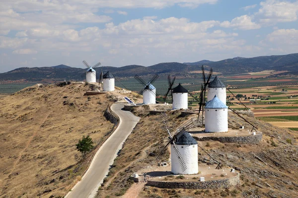 Traditionella spanska väderkvarnar i castilla-la mancha, Spanien — Stockfoto