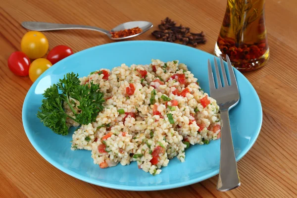 Insalata tradizionale turca con bulgur, pomodori e prezzemolo — Foto Stock