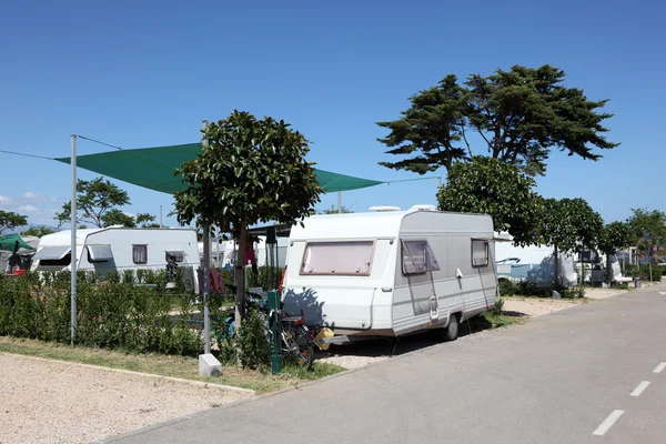 Caravana em um local de acampamento no sul da Espanha — Fotografia de Stock