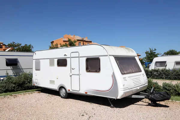 Caravan op een camping in Spanje — Stockfoto