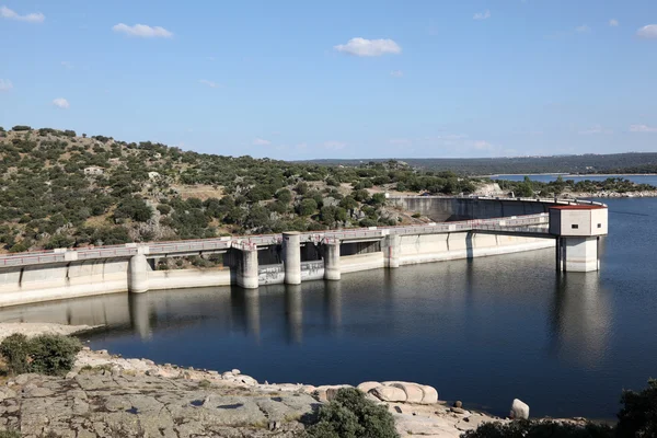 Barragem no rio Adaja perto de Avila, província de Castilla y Leon, Espanha — Fotografia de Stock