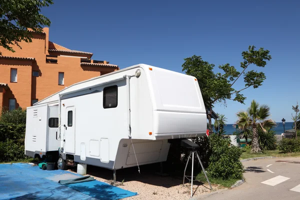 Caravan op een camping in Spanje — Stockfoto