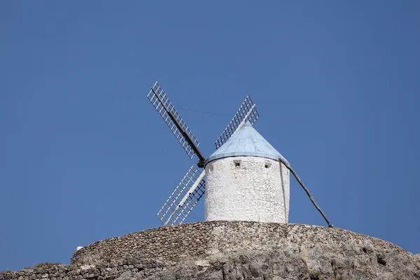 Moinho de vento tradicional espanhol em Castilla-La Mancha, Espanha — Fotografia de Stock