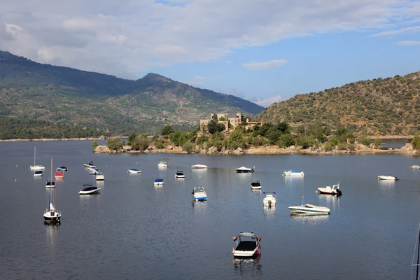 Boote und Yachten im Stausee von Burguillo. iruelas valley natural reserve, avila, provinz castilla y leon, spanien — Stockfoto