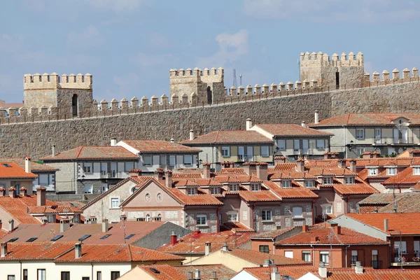 Medeltida staden väggar och husen i den gamla staden avila, castilla y leon, Spanien — Stockfoto