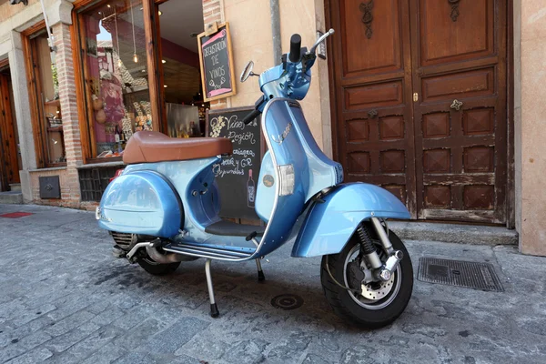 Klassisk italiensk vespa-skotrar i den gamla staden toledo, Spanien — Φωτογραφία Αρχείου