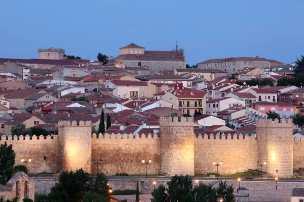 Středověké městské hradby z Avily osvětlené za soumraku. Kastilie a León, Španělsko — Stock fotografie