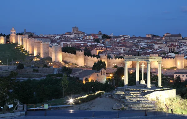 Médiévale ville d'avila éclairée à la tombée de la nuit. Castille et leon, Espagne — Stockfoto