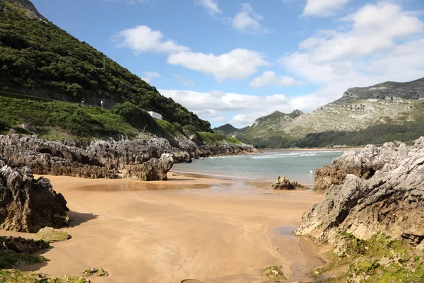 Pięknej, piaszczystej plaży w pobliżu islares, cantabria, Hiszpania — Zdjęcie stockowe