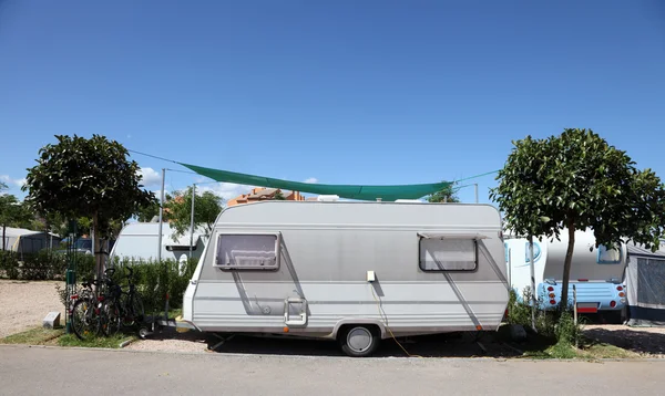 Wohnwagen auf einem Campingplatz in Südspanien — Stockfoto