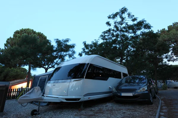 Caravana en un camping al atardecer Fotos De Stock Sin Royalties Gratis