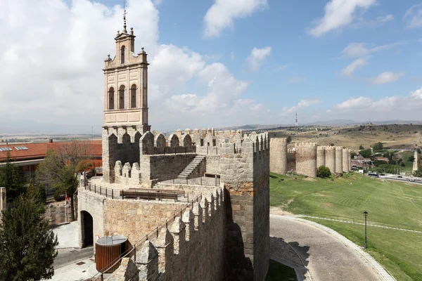 Middeleeuwse stadsmuren van avila, castilla y leon, Spanje — Stockfoto