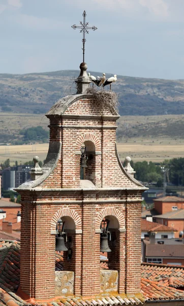 Gólya fészek tetején egy belltower Avila, castilla y leon, Spanyolország — Stock Fotó