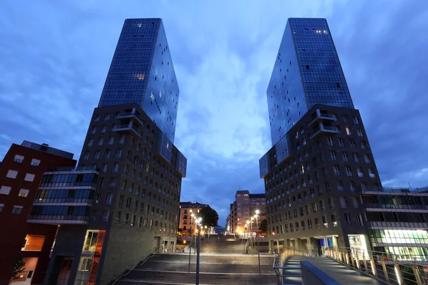 Twin towers w mieście bilbao o zmierzchu. Prowincja Vizcaya, Hiszpania — Zdjęcie stockowe