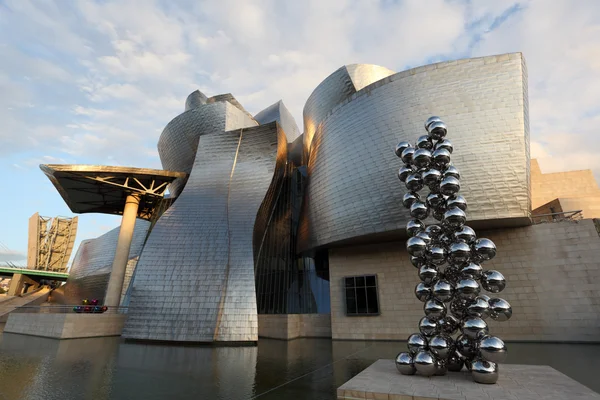 Музей Гуггенхайма сучасного мистецтва в Більбао, Іспанія — стокове фото