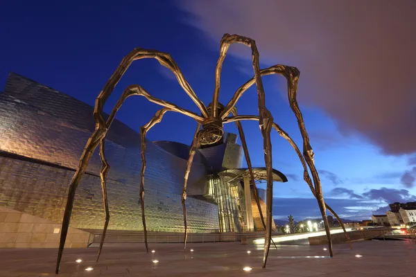 Maman - giant spider skulptur av louise bourgeois på Guggenheimmuseum för samtida konst i bilbao, Spanien — Stockfoto