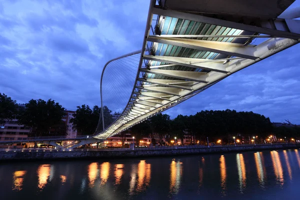 Most pro pěší přes řeku nervion v Bilbau. provincie Vizcaya, Španělsko — Stock fotografie