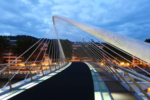 Ponte pedonale sul fiume Nervion a Bilbao. Provincia di Biscaglia, Spagna — Foto Stock