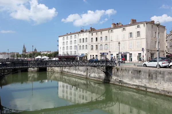 Paseo en el casco antiguo de La Rochelle, Charente Maritime, Francia — Foto de Stock