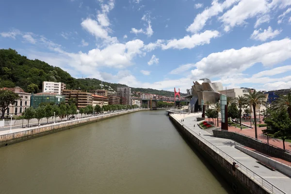 Rio Nervion, na cidade de Bilbau. Província da Biscaia, Espanha — Fotografia de Stock