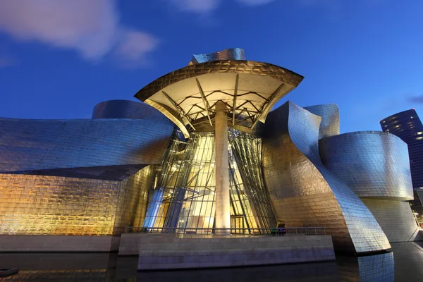 Museo Guggenheim de Arte Contemporáneo en Bilbao, España — Foto de Stock
