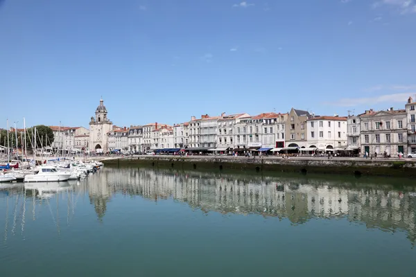 Gebäude am Wasser in la rochelle, charente maritime, Frankreich — Stockfoto