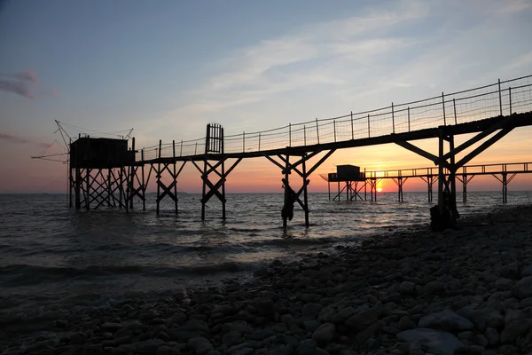 Anlegestelle und Fischerhütten im Atlantik in der Nähe von la rochelle in Frankreich — Stockfoto