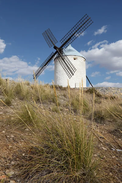 Tradycyjny hiszpański wiatrak w Kastylii La Mancha, Hiszpania — Zdjęcie stockowe
