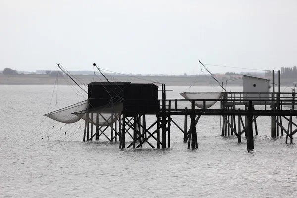 Pier a kabiny pro rybolov v Atlantském oceánu poblíž la rochelle ve Francii — Stock fotografie