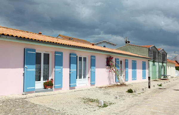 Casas em uma aldeia perto de La Rochelle, Charente Maritime, França — Fotografia de Stock