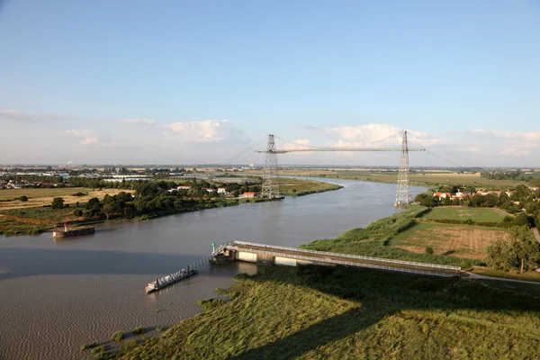 ロシュ フォールと、シャラント ＝ マリティーム県, フランスの echillais の間シャラント川を渡る運送者橋 — ストック写真