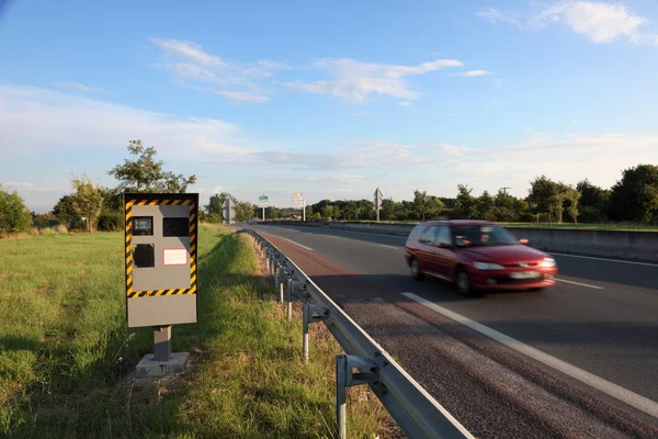 Câmera de velocidade no lado da estrada — Fotografia de Stock