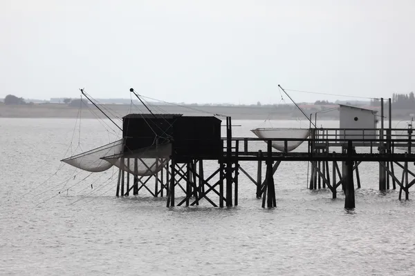 Muelle y cabañas para la pesca en el océano atlántico cerca de La Rochelle en Francia Imagen De Stock