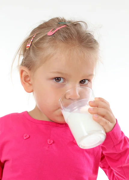 Kleines Mädchen trinkt Glas Milch — Stockfoto