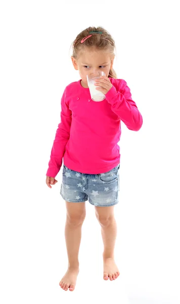 Klein meisje glas melk drinken — Stockfoto