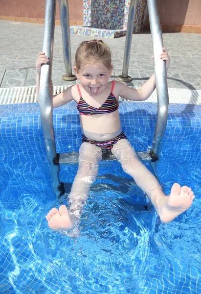 Küçük kız havuzda eğleniyor — Stok fotoğraf