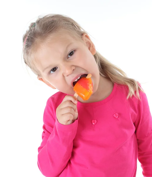 Маленькая девочка с мороженым на белом фоне — стоковое фото