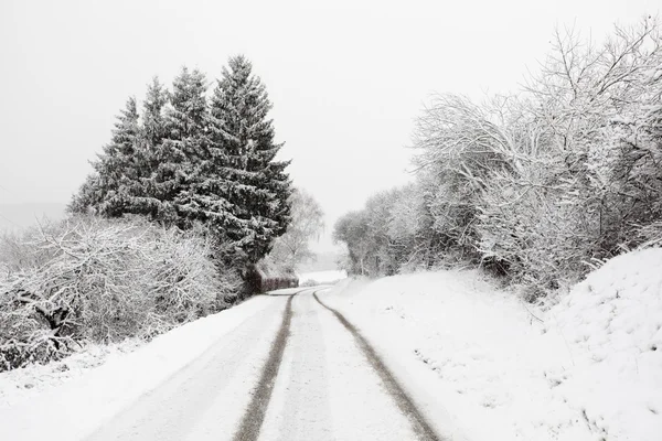 Estrada rural coberta de neve no inverno — Fotografia de Stock