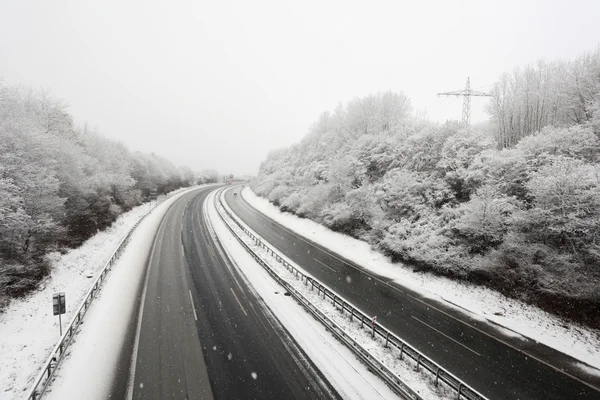 Estrada alemã durante uma forte tempestade de neve no inverno — Fotografia de Stock