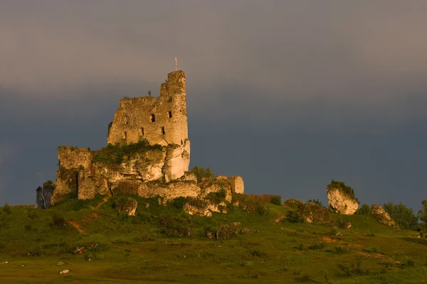 城堡废墟在夕阳的光线 — 图库照片