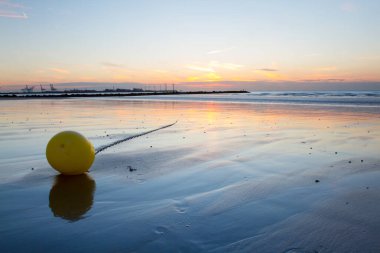 Belçika, Knokke bir sahilde günbatımı.
