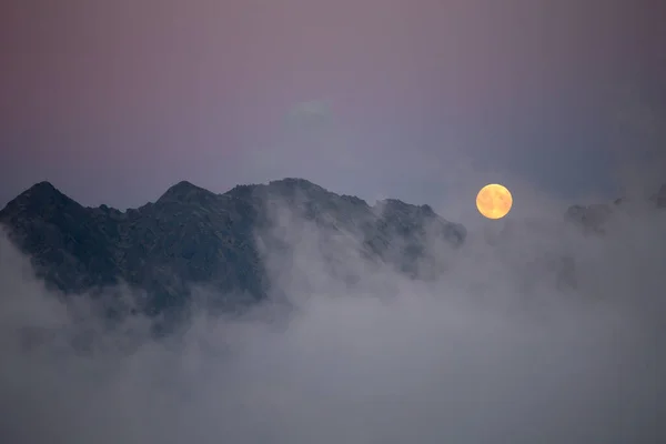 Luna Sulle Montagne Tatry Polonia — Foto Stock