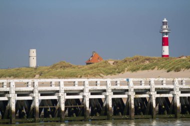 Nieuwpoort, Belçika 'daki rıhtım ve deniz feneri