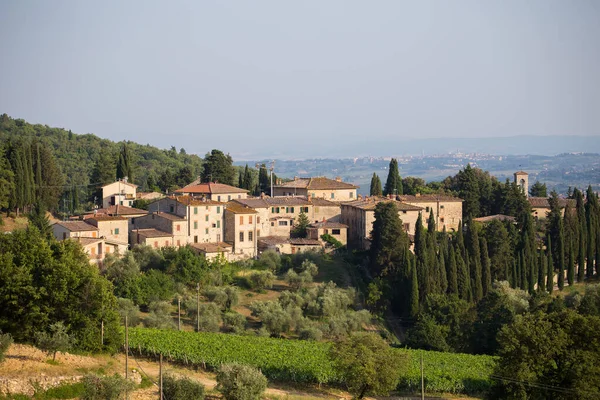 İtalya 'nın Toskana tepelerindeki kasabaya bakın.