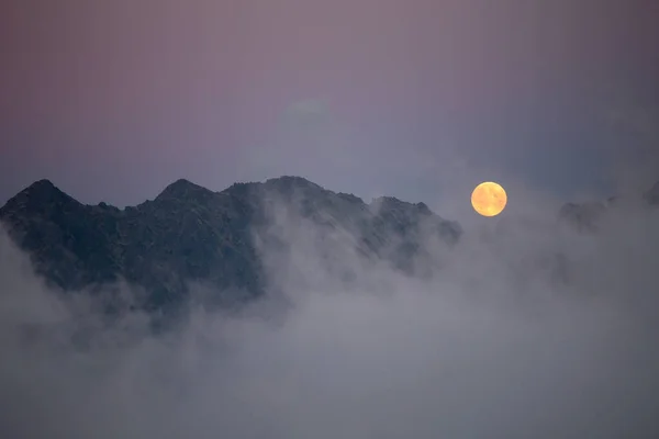 Luna Sulle Nuvole Tatry Polonia — Foto Stock